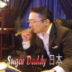中年の男性が葉巻を吸う