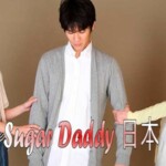二人の女性が真ん中にいる男性を引っ張って、彼のために争っているようだ