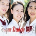 3 人の美しい日本の女の子が微笑んで見つめます