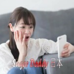 ソファでビデオ通話する女性