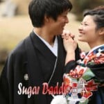日本の新婚夫婦は笑顔で幸せです